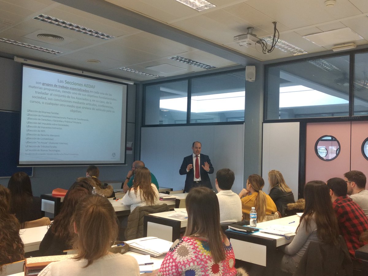 Maf_UMH's tweet photo. Bernardo Bande, de @AEDAF: "La Asociación atesora 50 años de experiencia y en torno a 3.000 profesionales especializados en materia #fiscal. Si establecemos un convenio con la Universidad es porque aquí nacen los profesionales más cualificados". https://t.co/8bajju1nRt