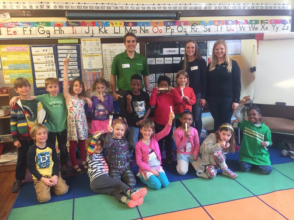 Sara_Griswold's tweet photo. Hey @AgChatUWMadison this #NationalAgDay I got to visit with this great group of 1st graders and talk about the diversity of agriculture in Wisconsin! #AgInTheClassroom with @uwmadisoncfb is always a fun opportunity, especially when string cheese is involved! https://t.co/jivzBqLURn