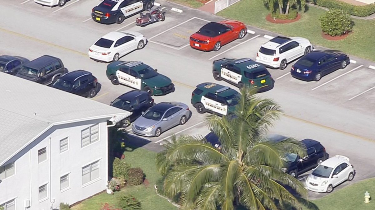 WATCH LIVE Barricaded man inside Century Village in Deerfield Beach, SWAT teams on scene bit.ly/2ufkyNo?utm_so… https://t.co/LzZso3Kk09