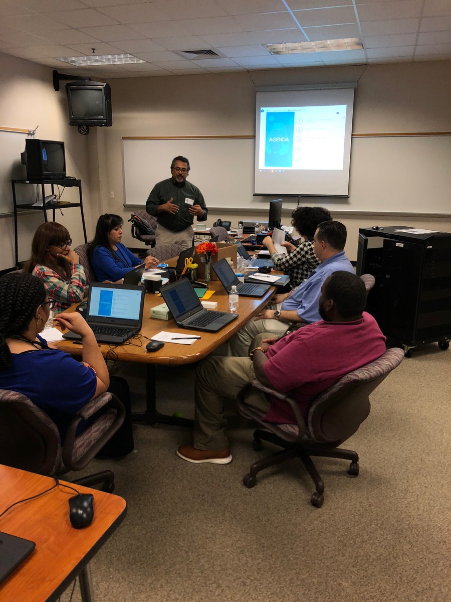 HNGCBears's tweet photo. Ts learning new things during Nearpod Class Activity Training at HNGC.  Thank you @danielnearpod for coming to train us today.  #nearpodisawesome #bearslearn https://t.co/9f1wnvZcRY