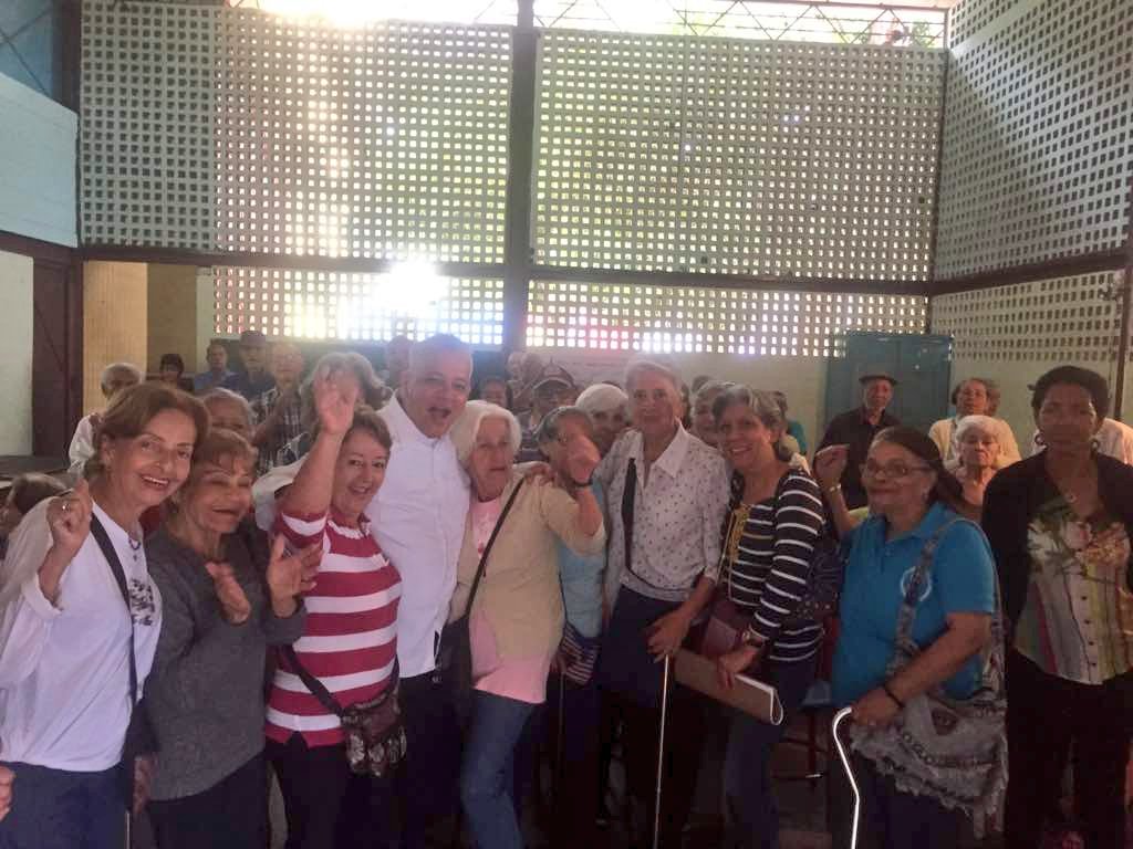 wcontreraspsuv's tweet photo. En el día de hoy continúa el proceso de carnetización del @PartidoPSUV desde #Propatria #ParroquiaSucre #Catia esta vez, los Adultos mayores, que conforman el COSODAM se incorporaron a esta hermosa jornada para nuestra militancia. #GiraPorLaVerdadYLaPaz #ElPetroEstáBlindado https://t.co/LcN5kgH98R