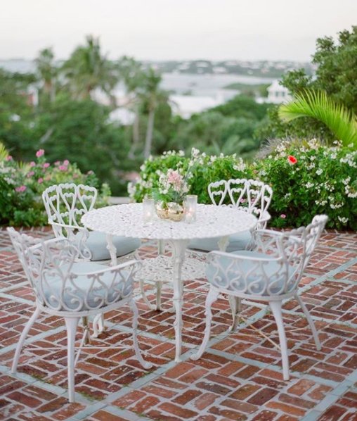 A garden setting with an ocean view — this is what cocktail hour looks like in Bermuda! (#Repost from <a href="/stylemepretty/">Style Me Pretty</a>, Photo by <a href="/josevilla/">josevilla</a>)