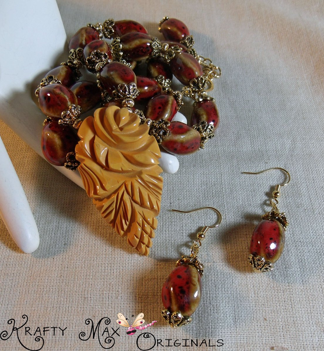 KMDESTASH's tweet image. A Leaf of Golden Goodness Set (discounted to $21) kraftymax.net/shop/a-leaf-of… #handmade #jewelry #supporthandmade #buyhandmade #handmadelove #jewelrydesigner #jewelryart #uniquejewelry #handcrafted #kraftymax #kmax #necklace #earrings #ceramic #leaf #fall #red #vintage