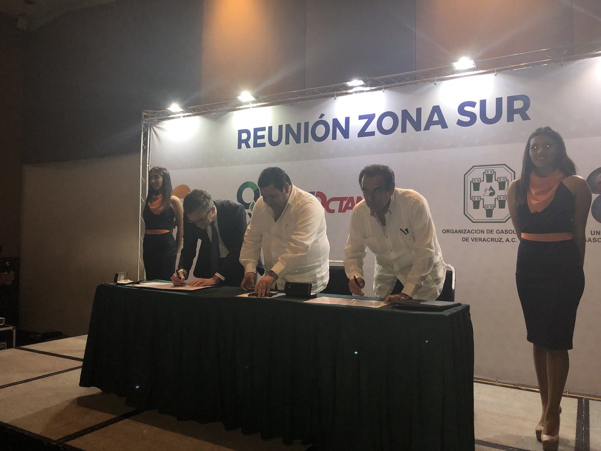Octanfuel's tweet photo. Firma del convenio de @Repsol con @Octanfuel para el abanderamiento de Estaciones de Servicio https://t.co/W2Pqjzj3GY