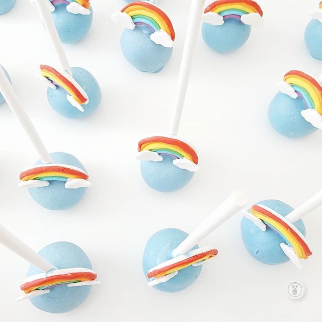 LaCocinadeIn's tweet photo. Se arcoiris en este mundo de nubes🌈 #LaCocinaDeIn #CakepopsDeIn #BakeryRd https://t.co/KCOzgvl1lE https://t.co/HtCTJtH9pQ