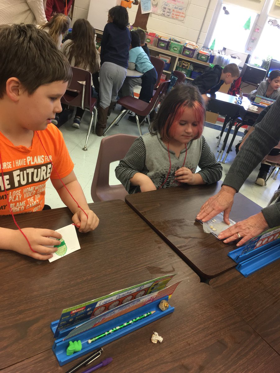 mrskdejesus's tweet image. Using pumpkin seeds to learn about gravitropism! @CPSCEA #mastergardeners #thinkingandlearning #CPSPride