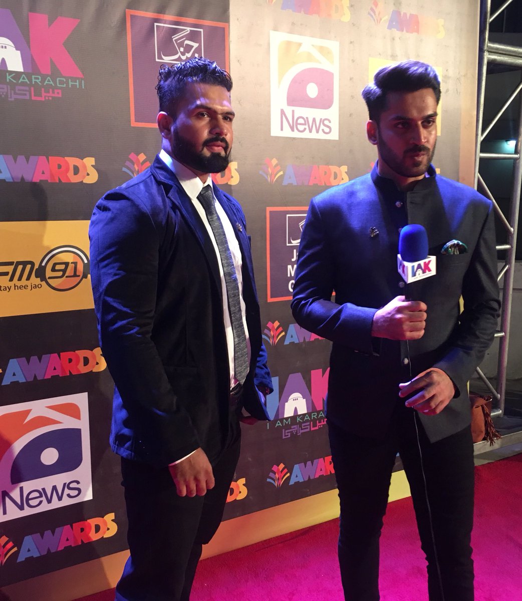 xmakfitness's tweet photo. Red carpet at I AWARDS by @iamkhiofficial
I feel Honoured to be nominated in I Awards- Diversity category
#redcarpet #media #geonews #fm91 #janggroup #iawards #karachites #ringofslam #theministry #ministryofros #fitnessexpert #fitpro #fitfam #blacknwhite #nominated #Awards https://t.co/D5FsLrsnA5
