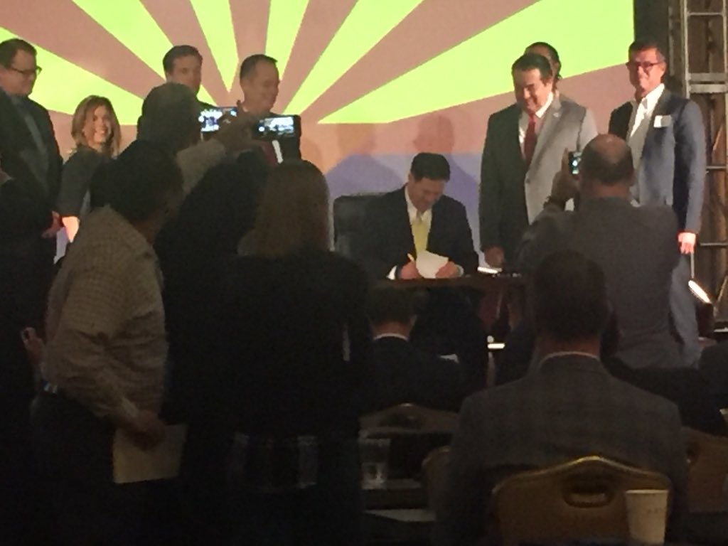 BillBertolino's tweet image. . @dougducey signs innovative and much-praised “FinTech Sandbox” bill at AZTech2018 Summit. #FirstinCountry #AzMeansBiz