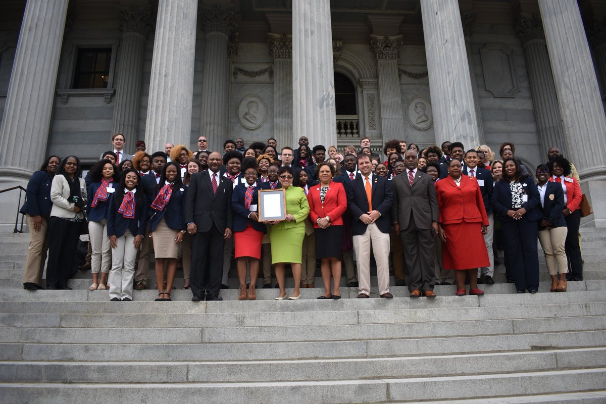 RepRosHM's tweet photo. Very proud to honor our @southcarolina #JAG students with my colleagues in the capital today! https://t.co/aYdpZoKlX5