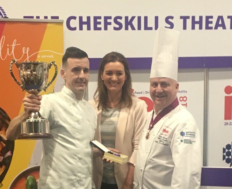 FSAinNI's tweet photo. Congratulations to Liam McEvoy, winner of our #CalorieWise Award @IFEX_NI for cooking a nutritionally balanced roast smoked hake main course, under 600kcals judged by @jf_casey #NIFood #MenuCal https://t.co/T4TMFLSbFE