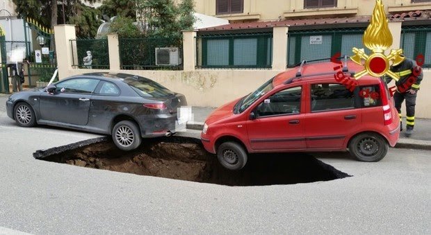 ema_zon's tweet photo. #BucaLaNotizia. Nella capitale nuova voragine inghiotte due auto.
https://t.co/M9Hc9Vm286 https://t.co/pNdssm5ISp