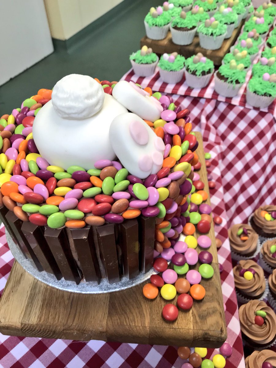 MateidesK's tweet photo. What a fantastic day, so proud to be part of an amazing team. Happy Easter 🐣 @EBCollegeLife @ian_wright1 @RachaelClarke19 @ChrisHamper3 @HolroydHowe @DamianBlake4 @smowenHH https://t.co/tfHbLG1aGP