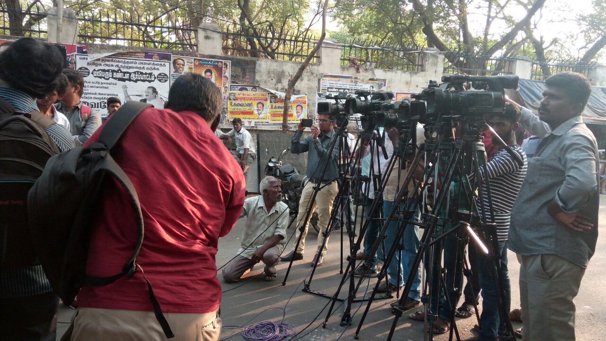 Protest by DNB doctors in tamil nadu
Demands -
1. Complete DNB Equivalence including eligibility for teaching post in medical colleges 
2.merger of NBE to PGMEB
3. Adoption of common nomenclature
@Association_DNB @JPNadda @AnupriyaSPatel @MoHFW_INDIA @PMOIndia