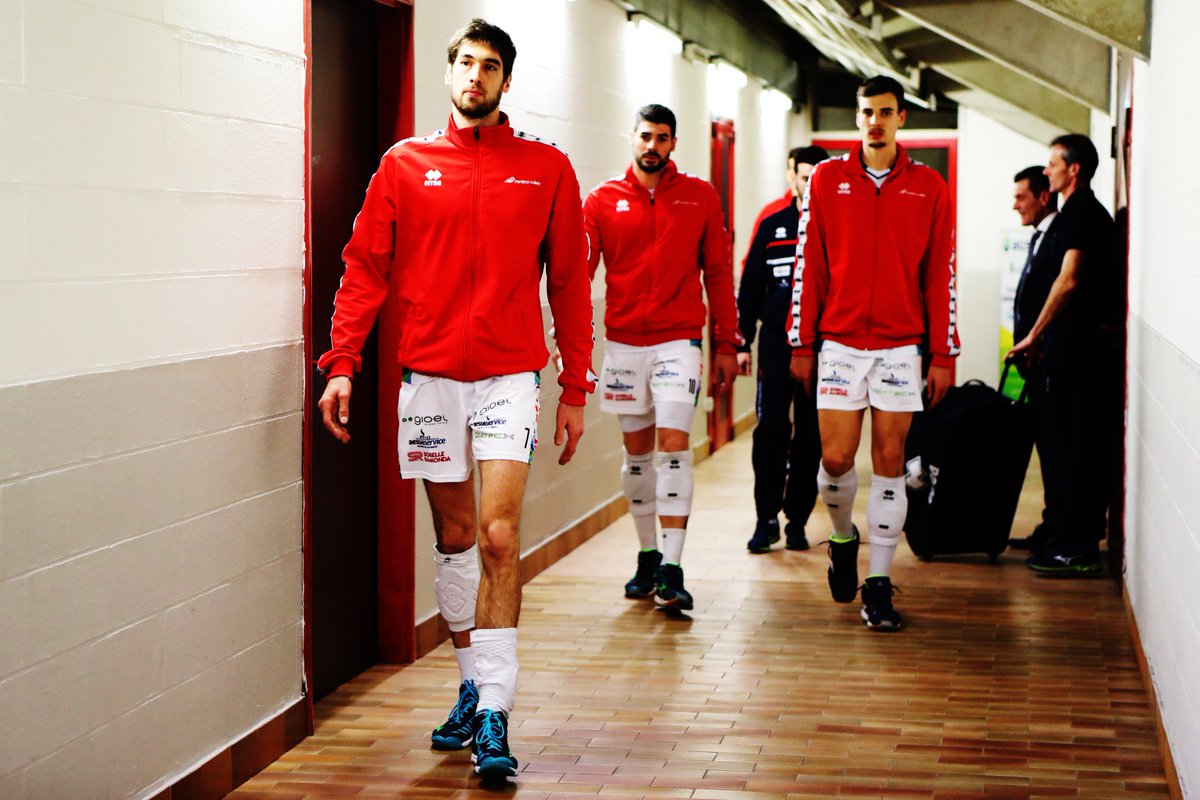 trentinovolley's tweet photo. Dare tutto per i compagni, per la squadra, per i tifosi!!!
#backto88 #stripe88 #RPLC 
#TRENTINONELCUORE https://t.co/qXY94A2l3Y