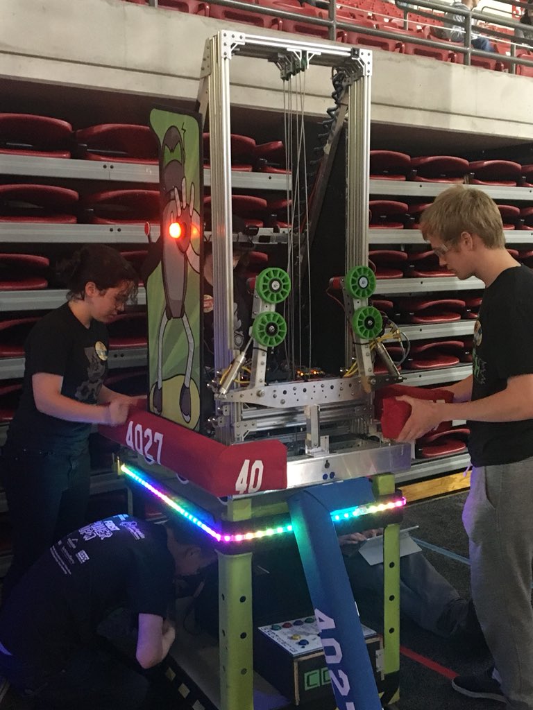 Ohio_FRC's tweet photo. Teams are busy as they queue up for their practice matches at the Greater Pittsburgh Regional! @FIRSTweets #omgrobots #pghfirst @CC4H_Robotics https://t.co/Im8W27BsQa