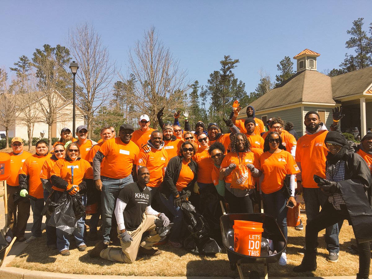 sean_vissar's tweet photo. D88 assisting Fairburn, GA with debris removal after the recent tornado touched down in their community! @TeamDepot #ChooseToServe #TeamDepotDisasterResponse https://t.co/jftTXvdhyO