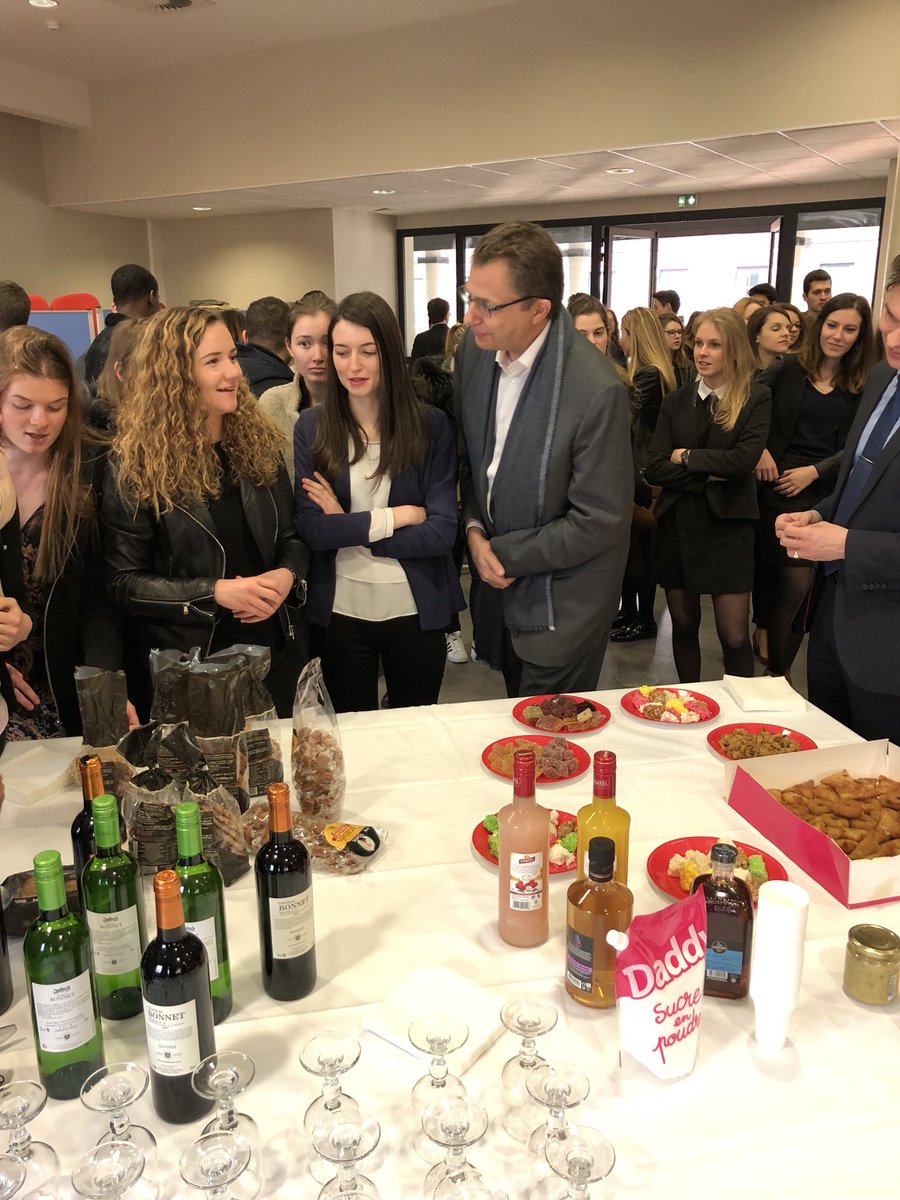 JurisCampus's tweet image. Bonne ambiance et convivialité, c’est ça le #dfjp autour de l’ #apero des régions. #fndp