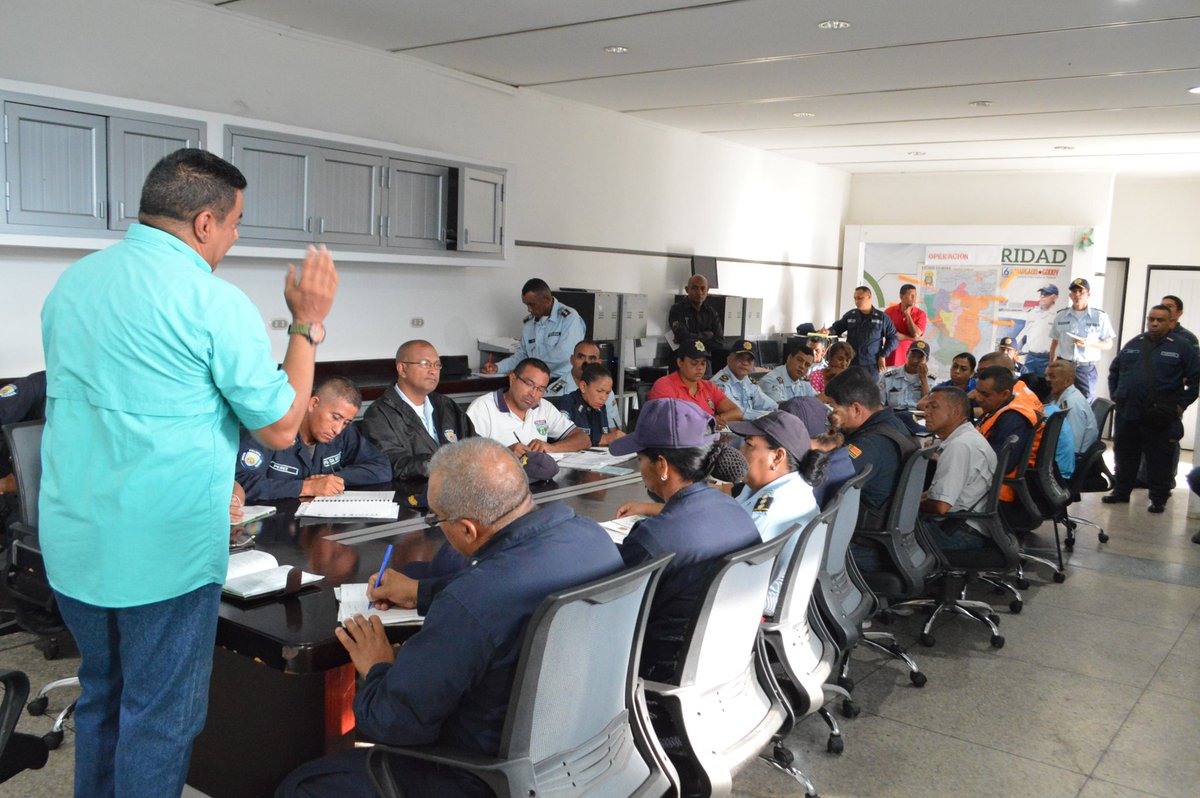 PoliciaCojedes's tweet image. El Director del IACPEC Comisario General Sebin Marcos Tulio Aguilar. Se reunió con los Jefes de CCP-Estaciones Policiales y encargados de Oficina. Para dar instrucciones Emanadas del Ministro Nestor Reverol. Sobre las Actividades a Realizarse en la Semana Santa Segura 2018