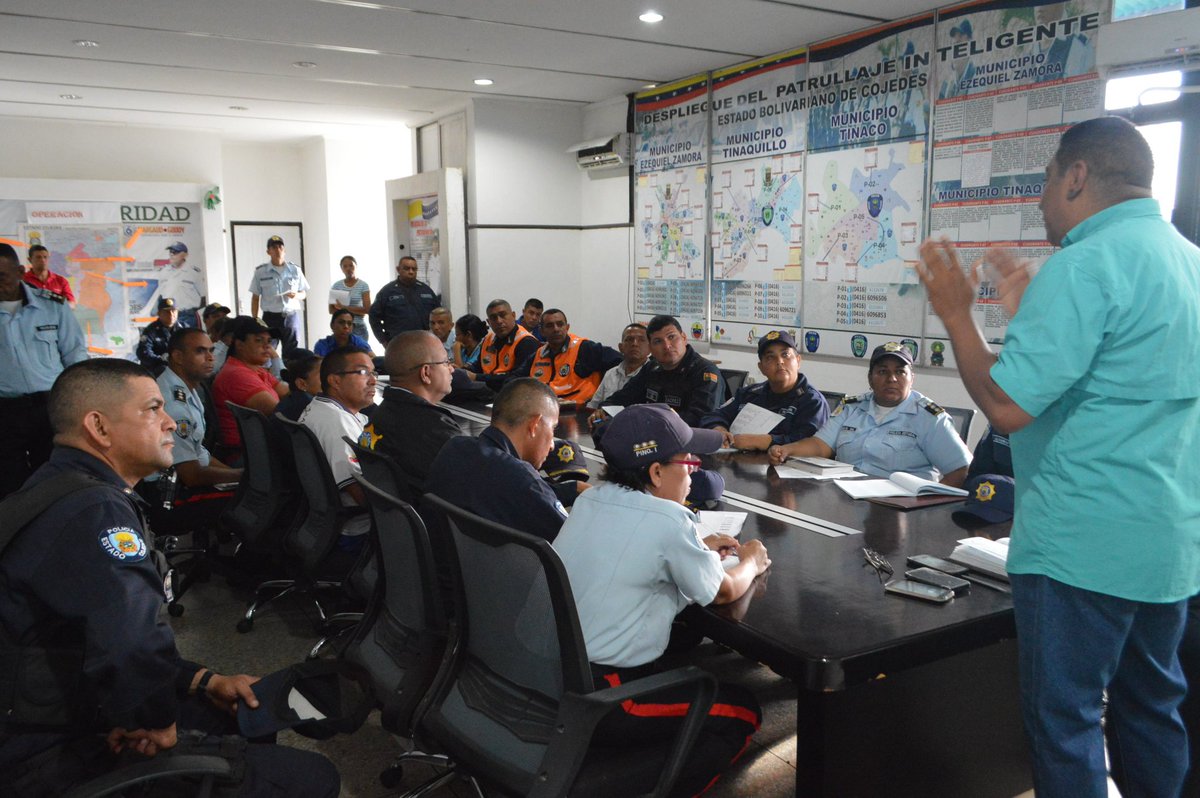 PoliciaCojedes's tweet image. El Director del IACPEC Comisario General Sebin Marcos Tulio Aguilar. Se reunió con los Jefes de CCP-Estaciones Policiales y encargados de Oficina. Para dar instrucciones Emanadas del Ministro Nestor Reverol. Sobre las Actividades a Realizarse en la Semana Santa Segura 2018