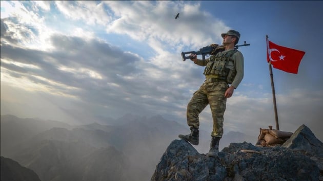 TurkAhmetylgn01's tweet photo. A Turkish Soldiers is merciful as well as brave,His courage comes from his Faith and the love of the Country.!
@anadoluagency
@trpresidency
#Breaking
#TrumpSwamp
#turkish
#AfrinOperation
#OliveBaranchOperations
#AFRİN
#JÖH
#PÖH
#TSK🇹🇷🇹🇷 https://t.co/5dYyUnUHKu