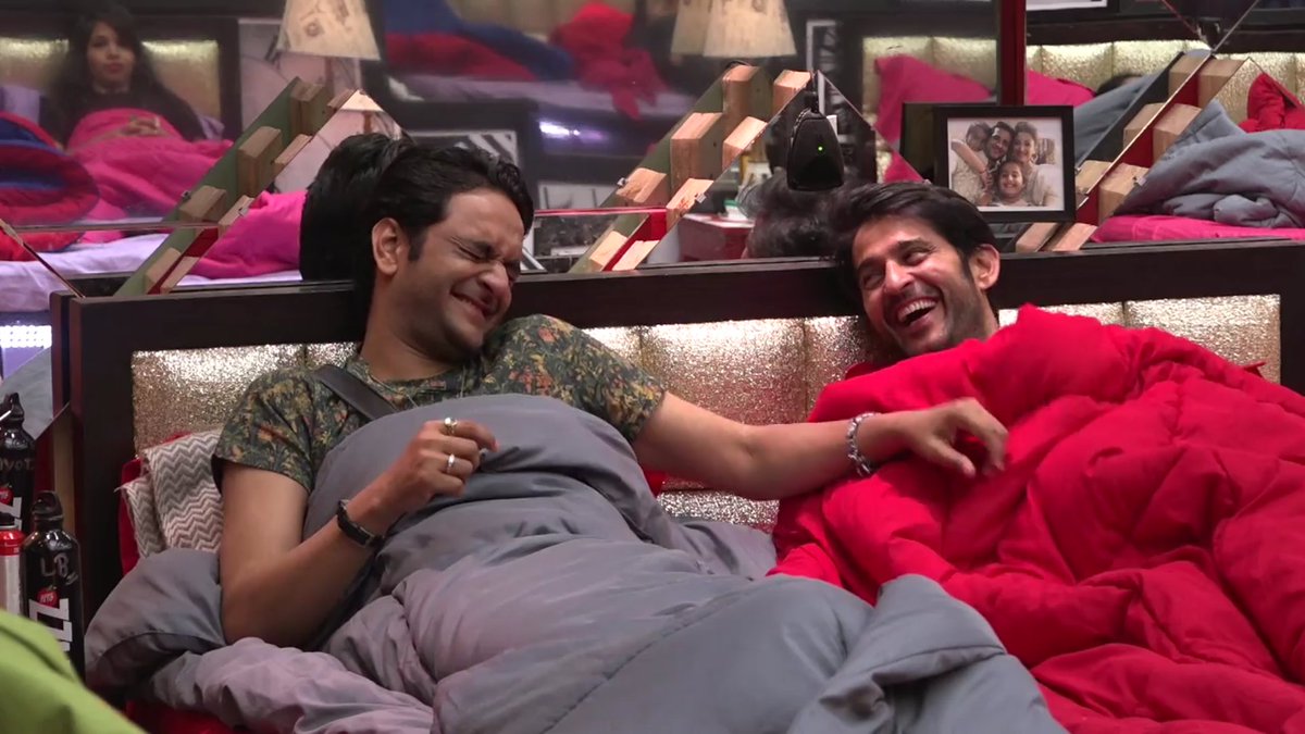 Dr_strange92's tweet photo. Hiten :kya haal hai chhote?? 

Vikas :haal bada hi behaal hai bhai.😒

Hiten :bicharo ko ek selfie de dena?mang rahe hai kabse. 

Vikas :Are bhai inka name lostgirls nahi ghostgirls hona chahiye tha😅bhoot ki tarah mere pi6e padi rehti hai sari ki sari😂 de dunga ek selfie aaj. https://t.co/ertFxtyETM