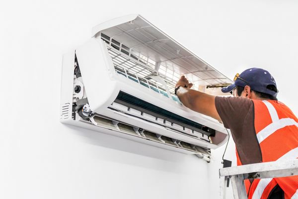 LAStory2's tweet photo. The Best Time to Schedule AC Maintenance is Early Spring. Here's why https://t.co/UxKBDFhueM via @AmitVAngel https://t.co/tHdG6GpkYL