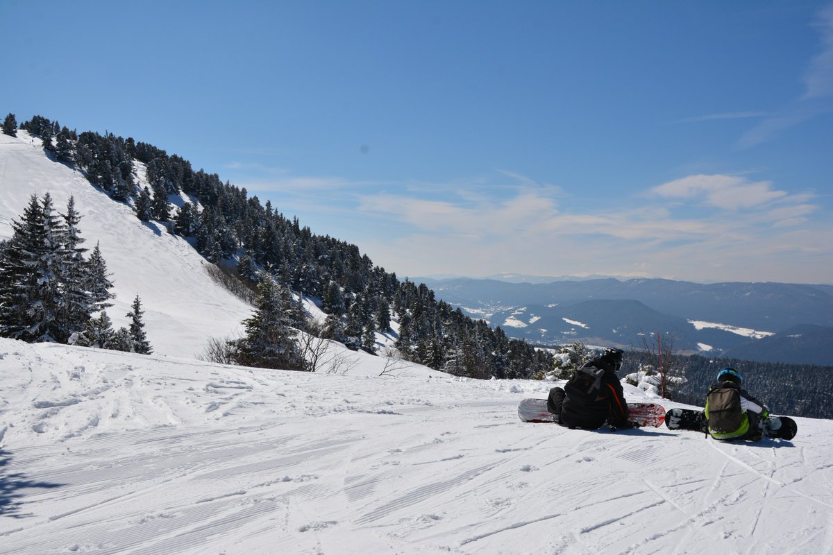 Aujourd'hui sur les pistes, c'était comme ça!!
Encore 170cm de neige au sommet du domaine skiable à 1800m d'altitude: encore 10 jours pour en profiter!!

#ski #vercors #vivementleweekend