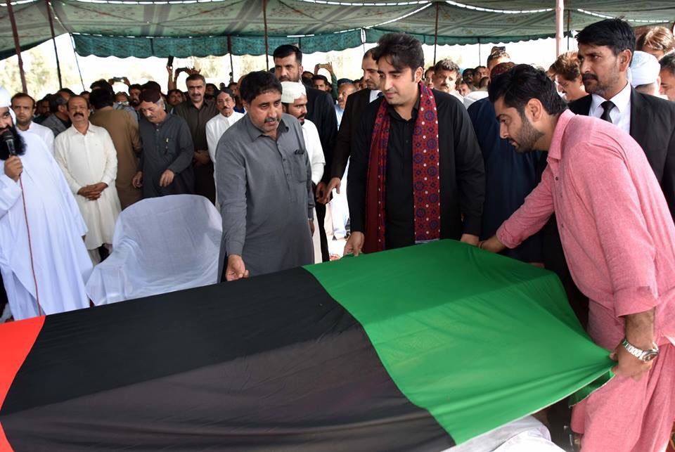 muneebkhanktk's tweet photo. #PPP leader (late) MnA #Muhammad Ayaaz soomro Funeral #offerd in Larkana stadium
#Chairman #PPP @BBhuttoZardari @Sayedmuradshah and other Leaders attend the Funeral prayer 😭😭💔
RIP
@BakhtawarBZ @AAliZardari @AseefaBZ @SeharKamran https://t.co/3X2cG20oax