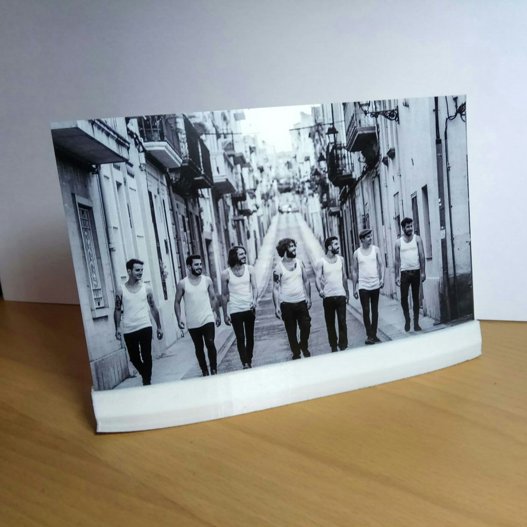 ¿Qué más cosas se pueden imprimir en 3D? Pues un portafotos para poder poner la foto firmada de tu grupo favorito. <a href="/estoesLaMODA/">La M.O.D.A. 𐁇</a>

Si quieres imprimir tu pieza online con envío a casa incluido, visita nuestra página web: 3d-connect.com