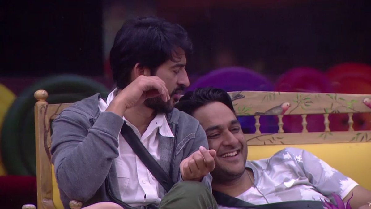 Dr_strange92's tweet photo. Hiten :kya haal hai chhote?? 

Vikas :haal bada hi behaal hai bhai.😒

Hiten :bicharo ko ek selfie de dena?mang rahe hai kabse. 

Vikas :Are bhai inka name lostgirls nahi ghostgirls hona chahiye tha😅bhoot ki tarah mere pi6e padi rehti hai sari ki sari😂 de dunga ek selfie aaj. https://t.co/ertFxtyETM