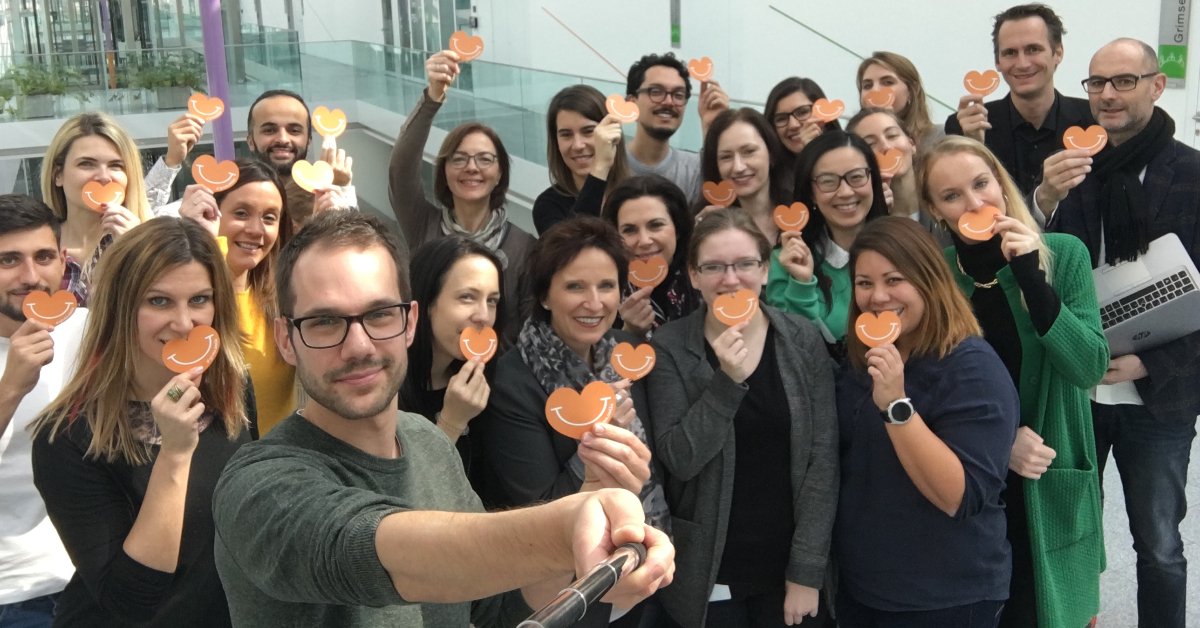 Mit einem einfachen Selfie Freude teilen und ein Kinderlachen ermöglichen! Engagier auch du dich für die Stiftung Theodora und teile dein schönstes Lächeln! 😁 #giveasmile #stiftungtheodora #happyday
