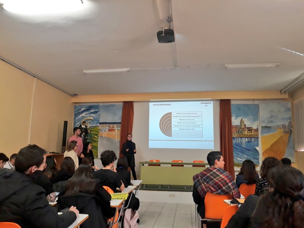 LaSalle_Gijon's tweet photo. Tras 6 meses de trabajo, el alumnado de 2° de Asistencia presentó hoy sus innovadoras  propuestas del proyecto con @creoquete, que  fueron valoradas por @XanaMatey y Roberto Rúa, de esta compañía. Aprendiendo de la empresa real para una formación con futuro. #MiraMásAllá https://t.co/U1ep96d0eL