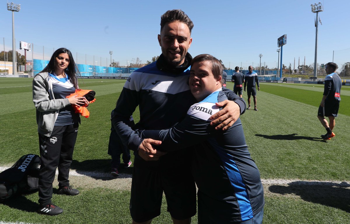 RCDEspanyol's tweet photo. Los jugadores #RCDE han tenido la suerte de conocer un poco más la historia de la @F_Itinerarium. Su metodología se basa en que chicos y chicas con y sin necesidades especiales entrenen y jueguen a fútbol juntos dentro de la misma estructura de un club. #DiaMundialSindromeDown https://t.co/MtajY3UU21