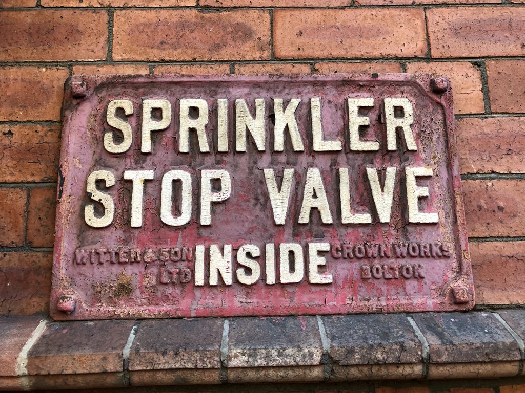 BeckyisSpidey's tweet photo. Some early 20th century emergency management.
#fire #fireengineers #sprinkler #watersupply #stopvalve #sign #leeds #yorkshire https://t.co/TLYHBkRg8s