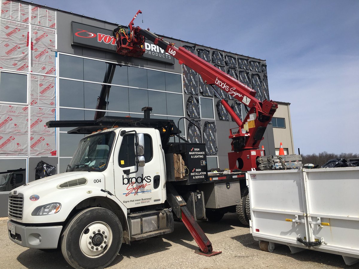 vothtruckbodies's tweet photo. Building Update: @BrooksSignsLtd on location today, installing signage on the new building! 
#vothtruckbodies #webuildworktrucks
#rascoenvironmental https://t.co/NW6hQL2jJQ