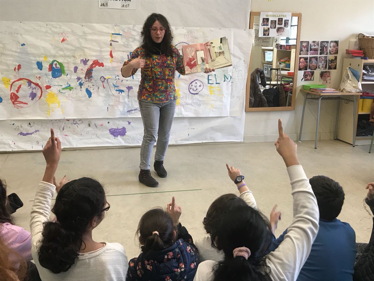 EscolaJMaragall's tweet photo. Avui al #lecxit ens han fet un conta contes de vides il-lustres de dones i ha vingut #prattv a enregistrar-ho!! https://t.co/3HVNDLZfEn