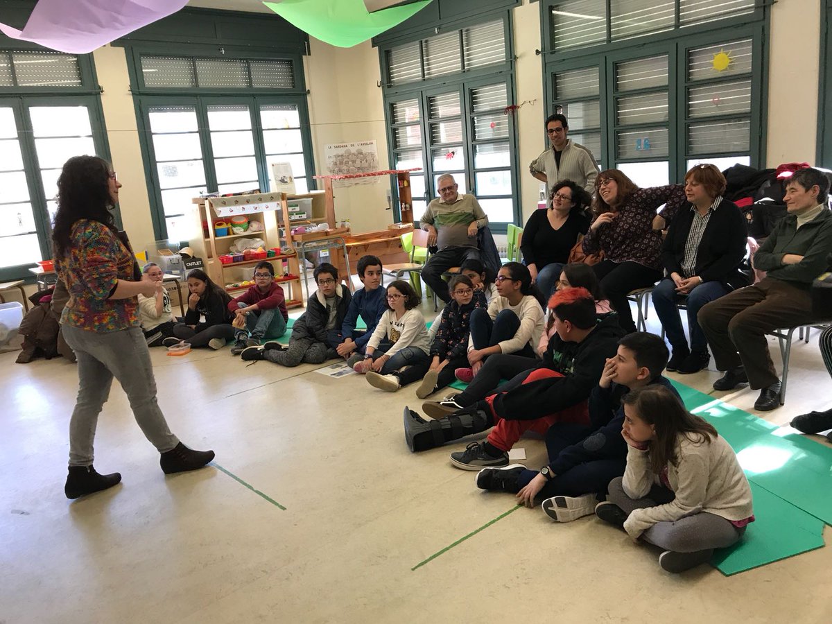 EscolaJMaragall's tweet photo. Avui al #lecxit ens han fet un conta contes de vides il-lustres de dones i ha vingut #prattv a enregistrar-ho!! https://t.co/3HVNDLZfEn