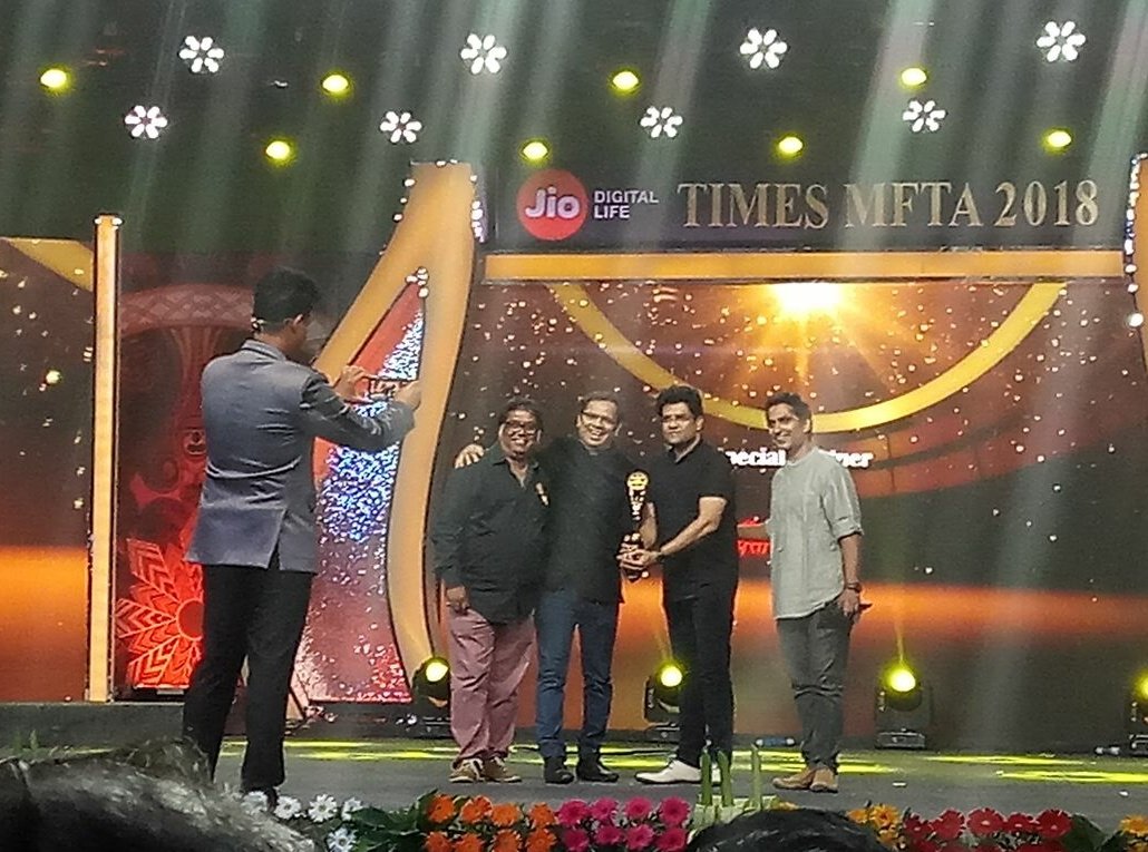 TimesMFTA's tweet photo. #TimesMFTA सर्��ोत्कृष्ट संगीतकार -
मंदार आपटे, अविनाश- विश्वजीत, नीलेश म���हरीर - ( ती सध्या काय करते )
हा क्षण कॅमेरात कैद केला खुद्द @swwapniljoshi
यांनी #JioTimesMFTA #MeritTheUnit
@mataonline @etimes https://t.co/2xP3O8rc5s