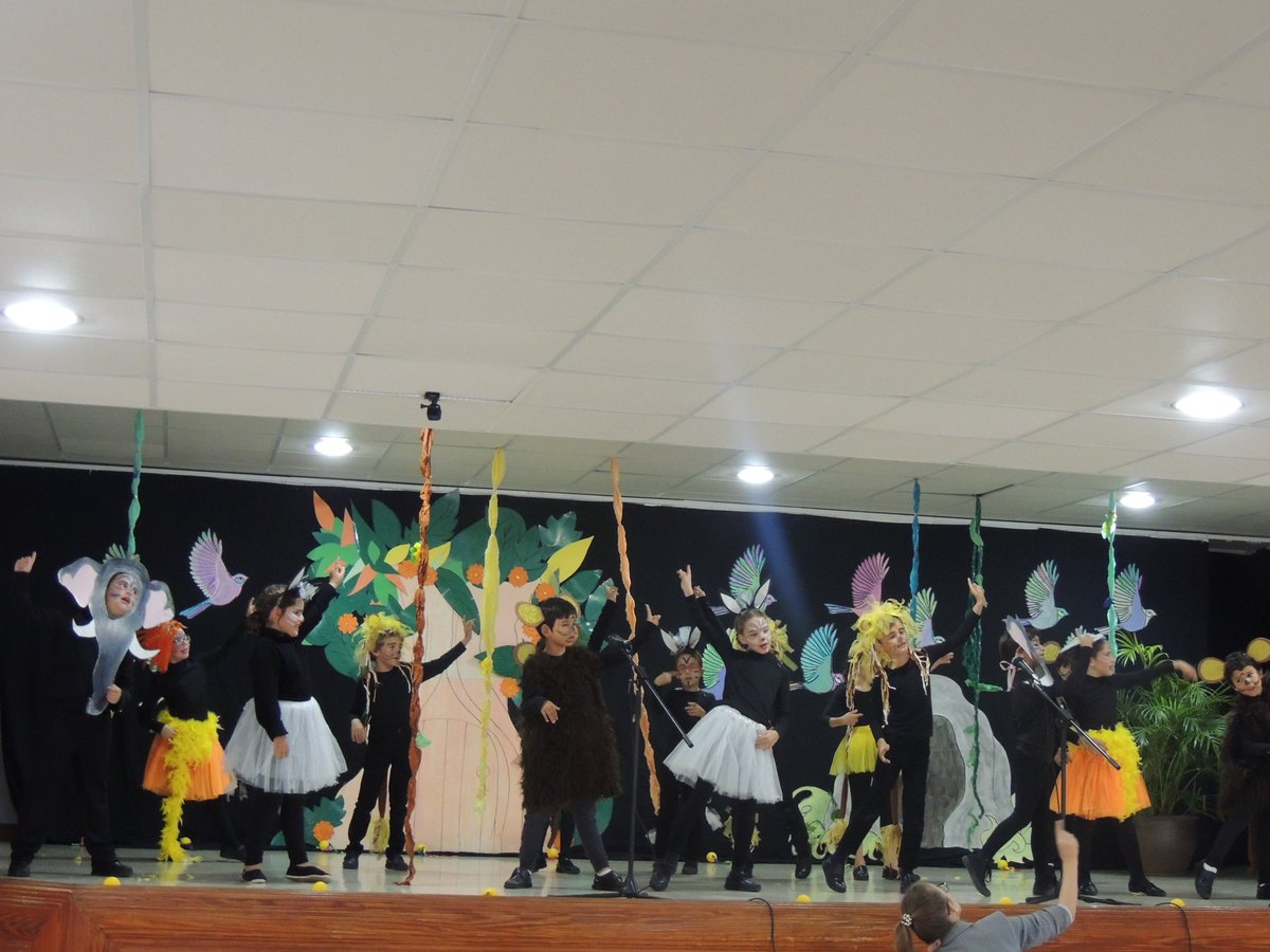 Atlantic_School's tweet photo. #teatro en @Atlantic_School para terminar el día. Magnífica actuación de 3º A y 3º B EP The Liong King dentro de #atlanticweek. Enhorabuena a los actores y actrices y a sus profesoras que han trabajado duro!👏👏👏👏 https://t.co/6Fg872i0Xs