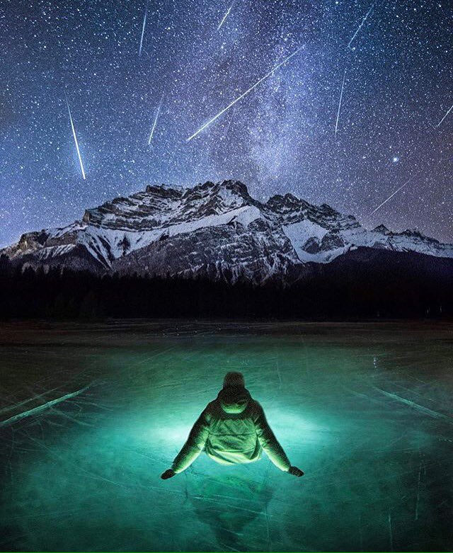 rpm_traveller's tweet image. A meteor shower lighting up the night sky in Banff National Park. Magic. 📸: @kahliaprilphoto on Instagram #explorealberta #WestJet