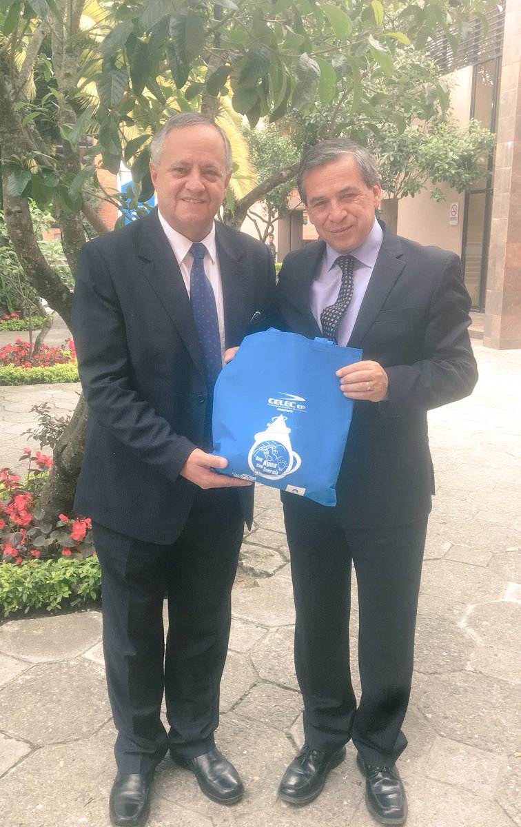 hidropaute's tweet photo. Excelente jornada en #Simposio #DiaMundialdelAgua. Gerente de CELEC EP Hidropaute invita a rector de la @uazuay al Festival #SoyAguaSoyEnergia este domingo 25. https://t.co/xDNZVPLbBX