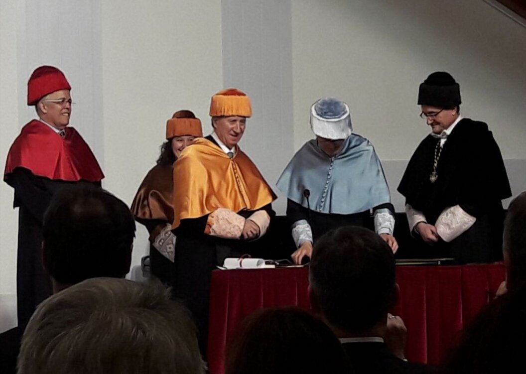 FundacionSMLRPH's tweet photo. ¡Qué bien le sienta a nuestro fundador, #Peridis, el grado de #DoctorHonorisCausa de @UVa_es! Un merecidísimo reconocimiento a su labor social y cultural, ¡enhorabuena! 👏🏻👏🏻👏🏻👏🏻 https://t.co/tRJuVLBMd3