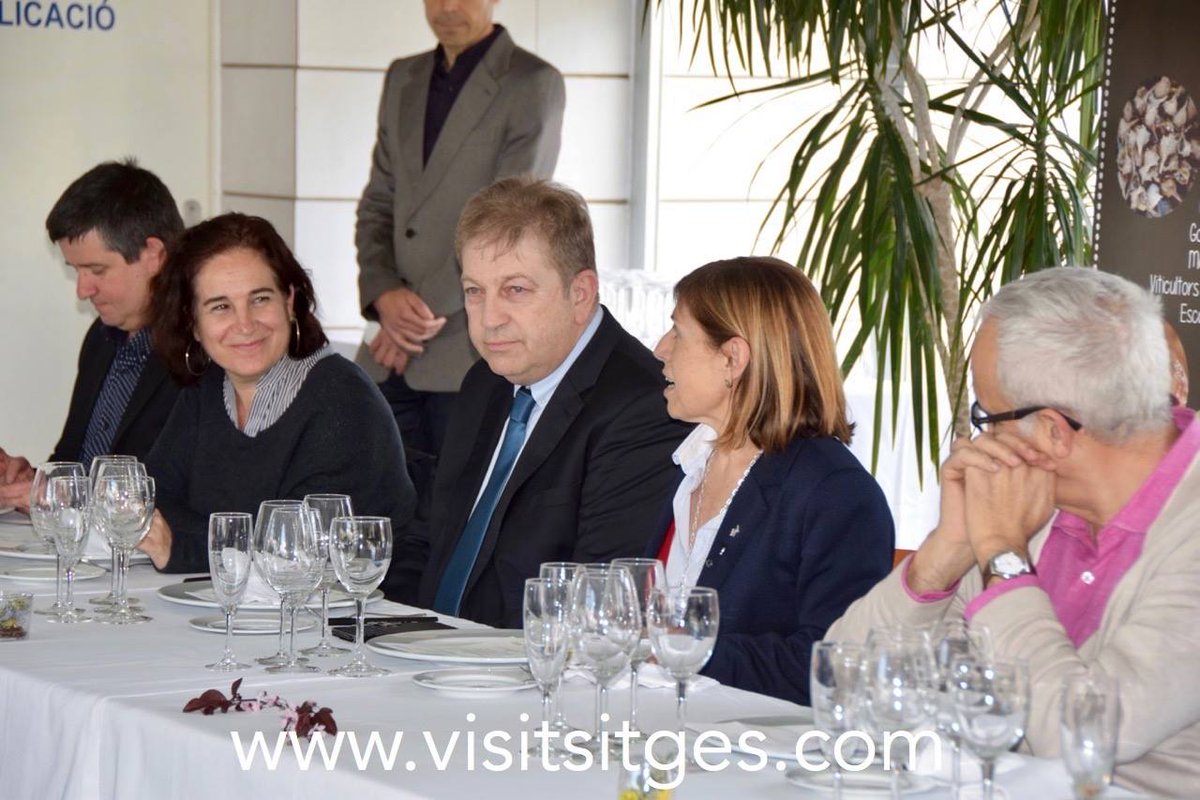 VisitSitges's tweet photo. Dinar d l'Excel.lència d l' #Espigall Sitges 2018 organitzat per Node Garraf a l'Escola d'Hostaleria d #Sitges
https://t.co/Ko4ca9cIb7
Presidit x Rosa Huguet, presidenta Node Garraf i amb autoritats polítiques d la regió, periodistes, productors, gastrònoms i coneixedors d cuina https://t.co/B1PdrSQwUF