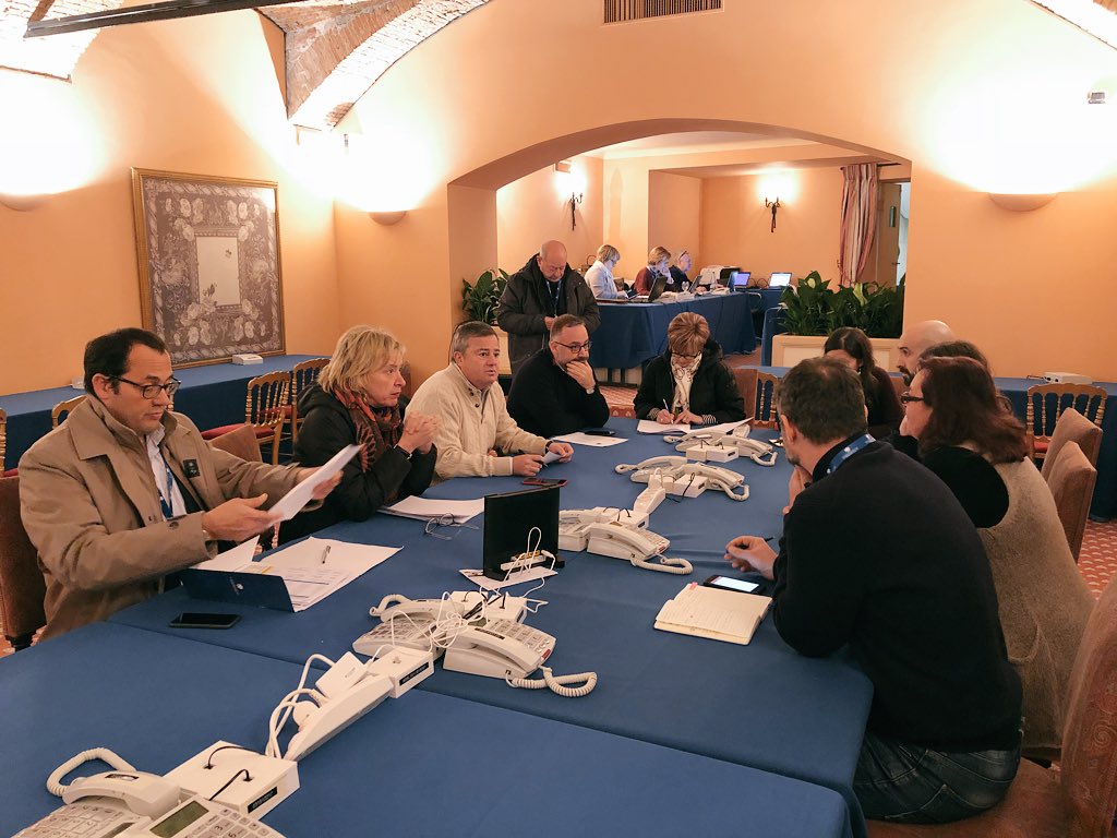 SergioDeLuca_'s tweet photo. Riunione di staff per concordare la regia di domani! #ForumConfcommercio https://t.co/eVpVrsXCKj