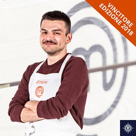 MSC_Crociere's tweet photo. Prenota una crociera su #MSCSinfonia e dai sfogo alla tua creatività in cucina con #MasterChefAtSea. Dal 19 maggio al 16 giugno si alterneranno a bordo Cristina Nicolini, Barbara d’Aniello e il nuovo campione di MasterChef Italia, Simone Scipioni. https://t.co/iKegS7zJHX https://t.co/1Cu6TJ2Qjj