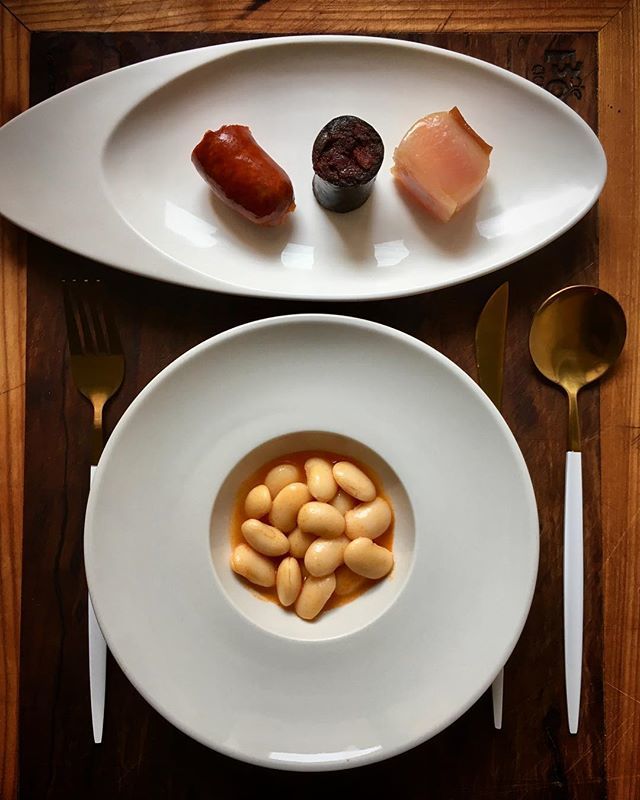 debocaaccion's tweet photo. Hay sabores y olores q te cambian la vida.🖤Cuchareo. Fabada.
#fabada #legumes #beans #chefsofinstagram #vsco #vscofood #vscocam #yummy #tasty #gastro #vegan #gastropost #gastroart #gastronomy #food #foodporn #foodphoto #foodart #foodstagram #foodpics #foodie #food52 #bocad… https://t.co/79dlexvKQC