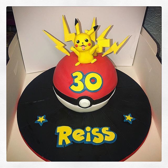 jestercakery's tweet photo. Slowing down with the cakes, only taking occasional future orders for now so apologies for lack of uploads. I have loads i still need to post. I just don’t want to have more people to turn down 🙈 I unfortunately don’t enjoy working from home anymore although i love the cakes… https://t.co/QHqTUUIvys