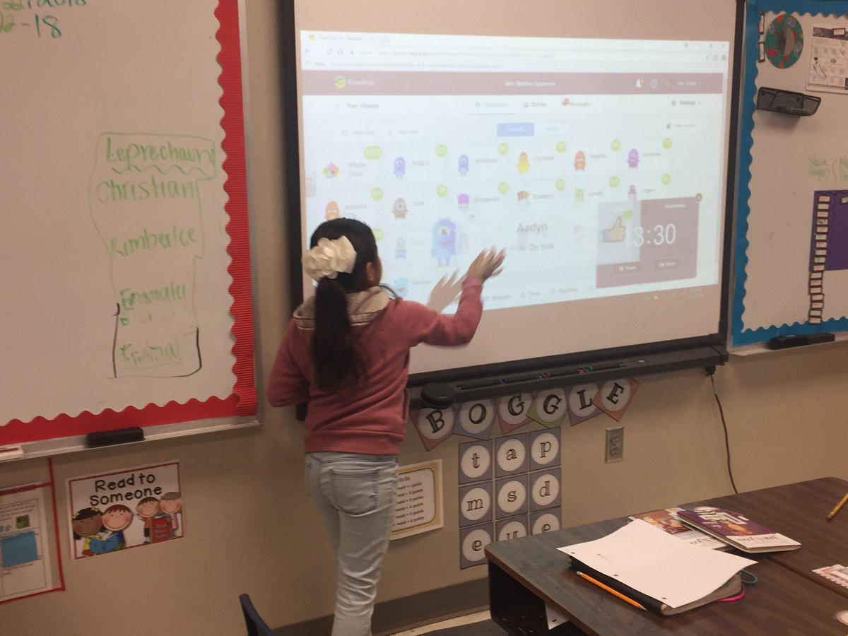 1GoliadSAISD's tweet photo. Literacy Station Scout awarding Dojo points to fellow classmates for great work in stations! #EngageSanAngelo #sanAngeloISDtweets18 #tweetyBirds https://t.co/dvBgxEiiFe