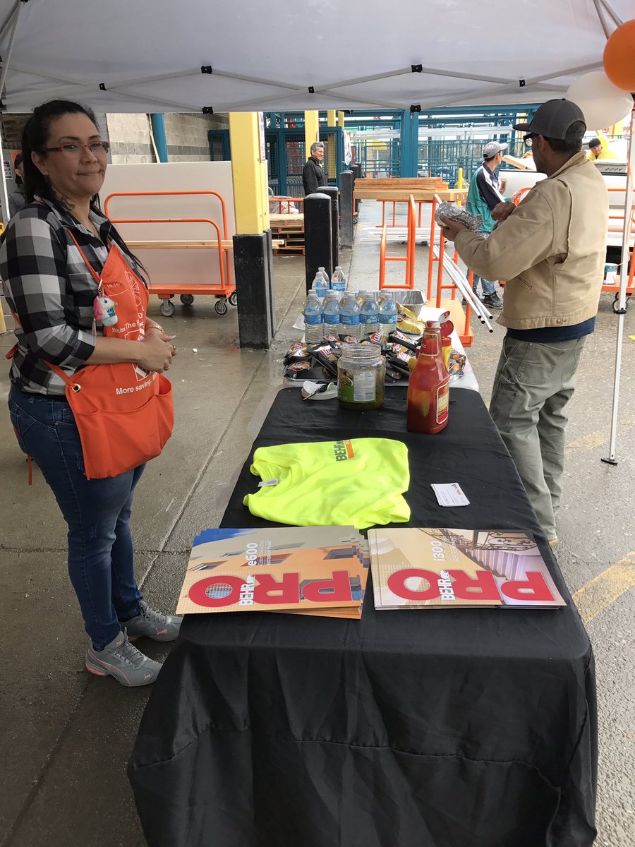 Emeryville team is grilling hot dogs for pro appreciation day! #PacNorthProud #bestofthewest