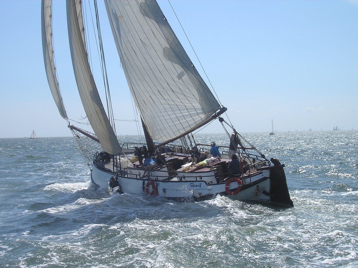 ShzHharlingen's tweet photo. Een sportief weekendje weg met de familie,  vrienden en met de  kinderen  meedoen aan de #Vuurtorenloop op #Vlieland, zeil-,  en wandelweekend. Boek een  schip en vervoer en accommodatie zijn geregeld naar Vlieland! https://t.co/FpF5NEifMD https://t.co/mMyUYzHGmo